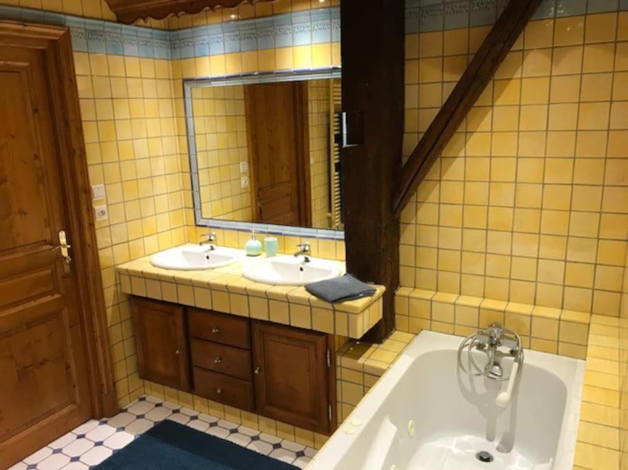 Ferme De Chenezeau - 15 Personnes , 7 Chambres Жерарме Экстерьер фото